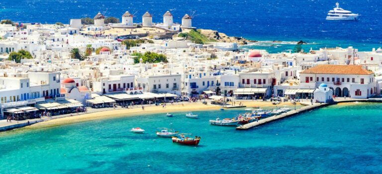 Vue de l'ile de Myconos dans les Cyclades en Grece