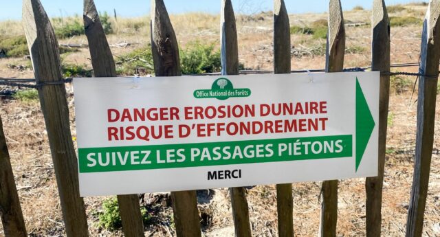 Panneau danger erosion dunaire sur la plage à La Teste de Buch pres d'Arcachon