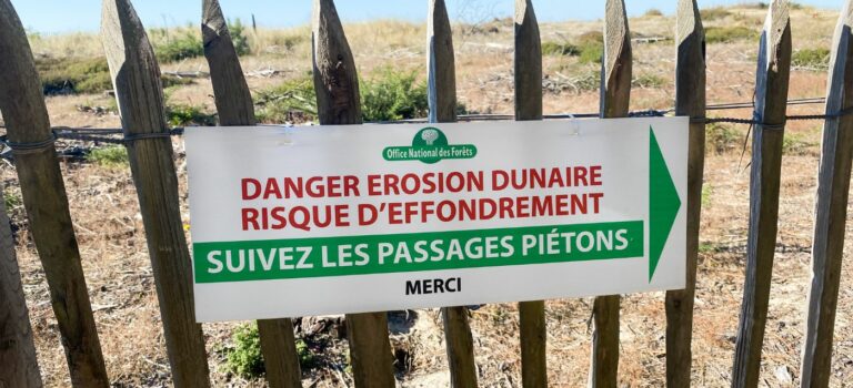 Panneau danger erosion dunaire sur la plage à La Teste de Buch pres d'Arcachon