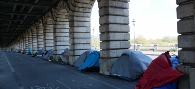 Des sdf sous des tentes sous un pont a Paris pour illustrer le mal logement