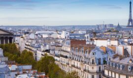 Vue aerienne de toits parisiens pour illustrer l'immobilier a Paris
