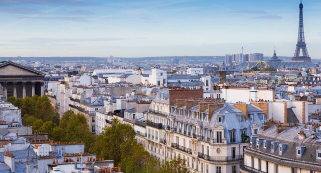 Vue aerienne de toits parisiens pour illustrer l'immobilier a Paris