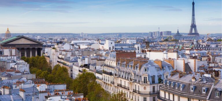 Vue aerienne de toits parisiens pour illustrer l'immobilier a Paris