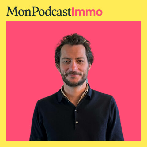 Maxime Sauvanet, portant un pull noir, posant devant un fond rose avec le logo MonPodcastImmo en haut