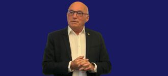 Loic Cantin president de la FNAIM sur un fond bleu