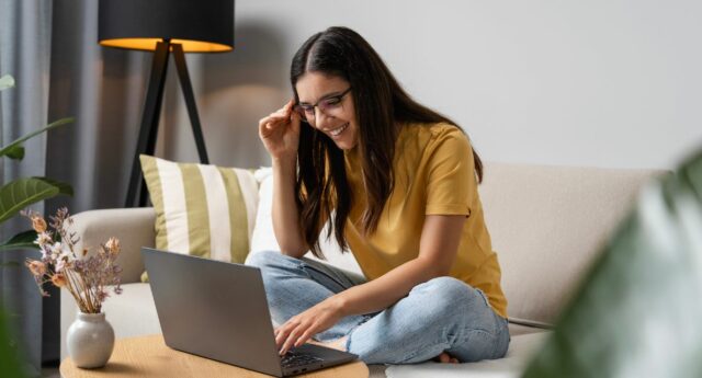 Etudiant recherchant un logement pour la rentrée universitaire 2026