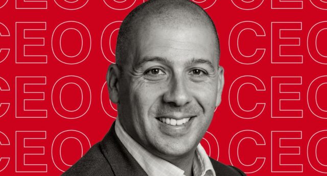 Sebastien Tedesco, ceo de KW France sur fond rouge