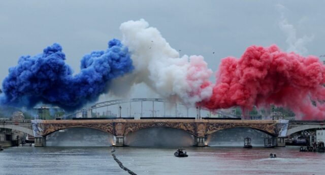 feu d'artifice bleu blanc rouge sur le pont d'austerlitz lors de la ceremonie des JO