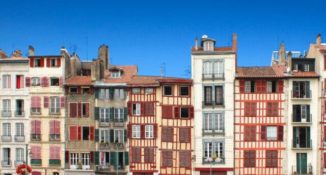 Bayonne : Faaades le long de la Nive / Pays Basque - France