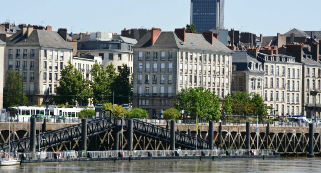 Quai de la fosse avec la loire et des immeubles a nantes