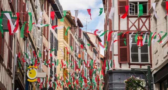 Rue de Bayonne avec drapeau basque