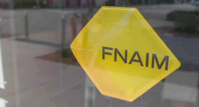 logo FNAIM sur la devanture d'une vitrine d'agence immobiliere