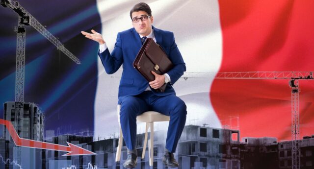 Homme perplexe devant des grues et une fleche descendante sur fond de drapeau francais, symbolisant la crise immobiliere