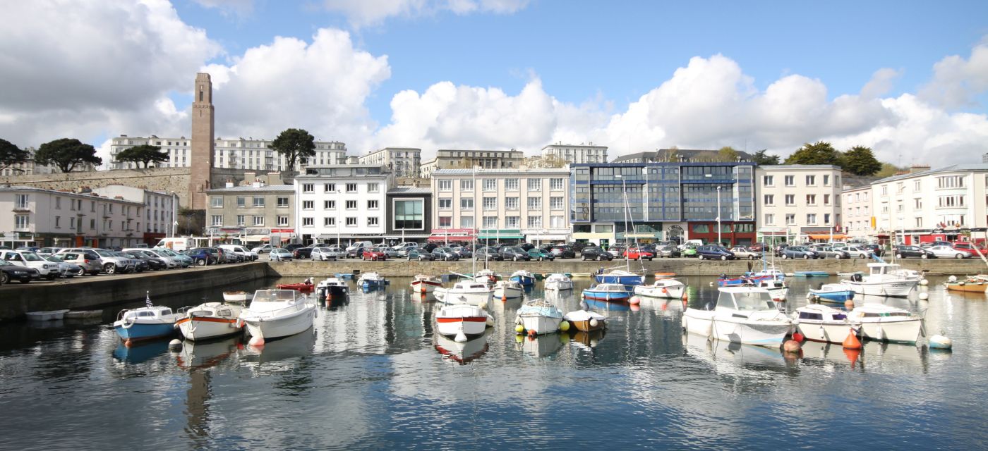 Vue du port de Brest avec la ville en arriere plan