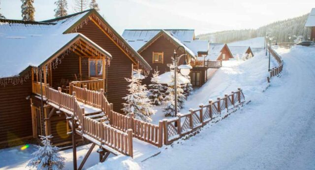 chalets en bois enneiges pour illustrer l'immobilier a la montagne