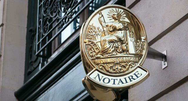 plaque doree d'une etude notariale sur un immeuble haussmanien