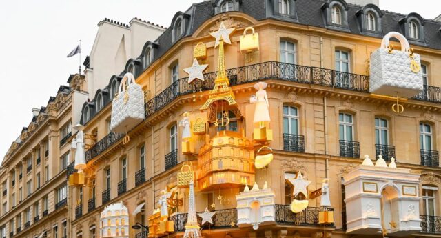 Facade de l'immeuble de la boutique Dior avenue Montaigne a Paris