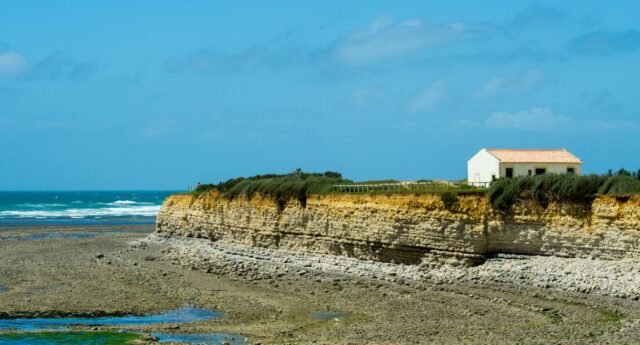 vue d'une maison en bord de mer sur l'ile d'oleron