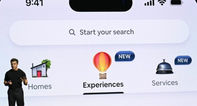 Le cofondateur et PDG d’Airbnb, Brian Chesky, presente les "Airbnb Experiences" et le lancement des "Airbnb Services" lors de la keynote de lancement d’ete à Los Angeles.