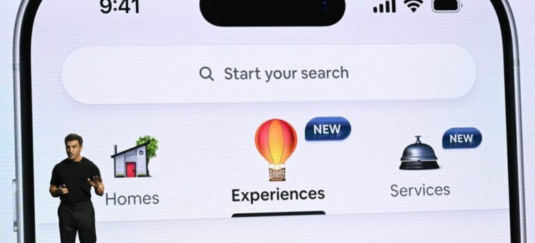 Le cofondateur et PDG d’Airbnb, Brian Chesky, presente les "Airbnb Experiences" et le lancement des "Airbnb Services" lors de la keynote de lancement d’ete à Los Angeles.