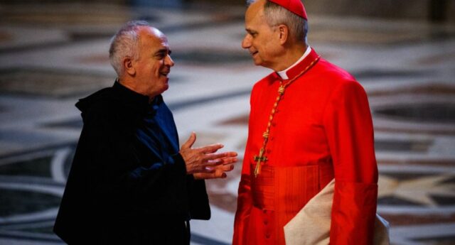 Le cardinal Robert Francis Prevost dans la basilique Saint-Pierre avant la messe précédant le conclave au Vatican, le 7 mai 2025
