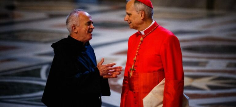 Le cardinal Robert Francis Prevost dans la basilique Saint-Pierre avant la messe précédant le conclave au Vatican, le 7 mai 2025