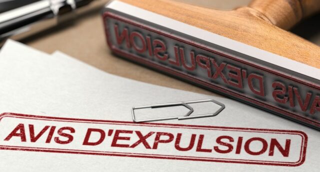 Document avec la mention “avis d’expulsion” illustrant la hausse record des expulsions locatives en France en 2025