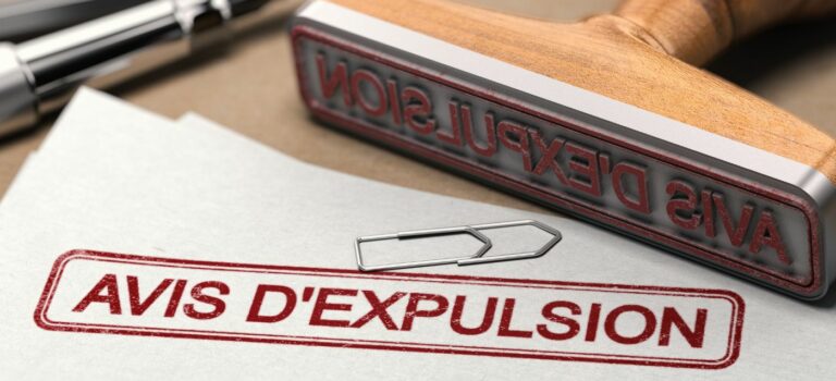 lettre avec un cachet avis d'expulsion