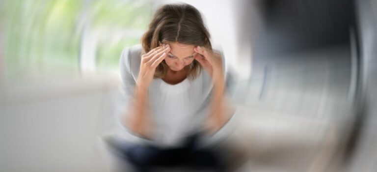 femme assis en tailleur lisant une lettre et se tenant la tete