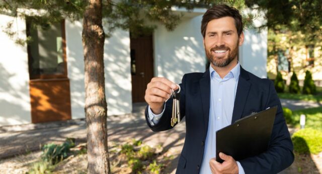agent immobilier independant les cles a la main devant une maison