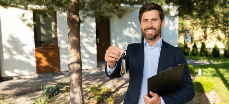 agent immobilier independant les cles a la main devant une maison