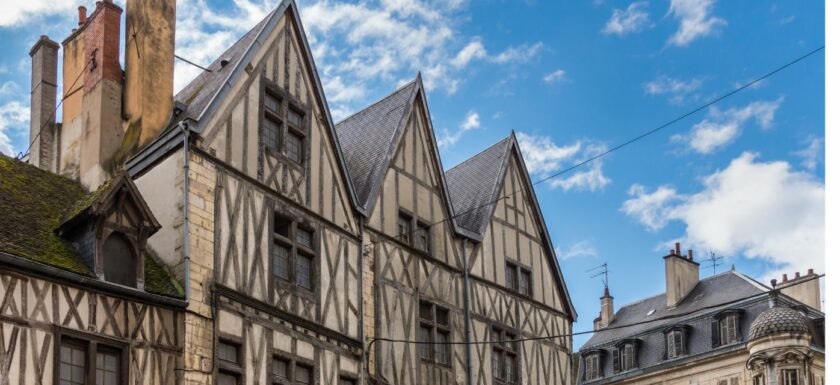 Facades d'immeubles anciens du centre ville de Dijon