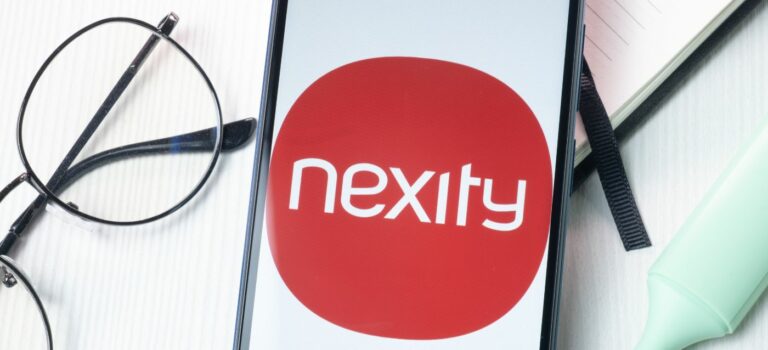 Logo de Nexity affiché sur smartphone, illustrant les résultats du groupe immobilier
