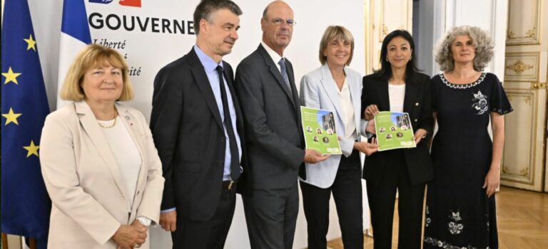 Remise du rapport pour la creation d'une banque de la rénovationpar Yannick Borde et Danielle Bubrac a Eric Lombard et à Valerie Letard