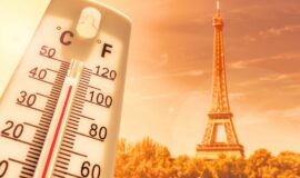 thermomètre affichant plus de 40 degres devant la tour Eiffel pendant une vague de chaleur à Paris