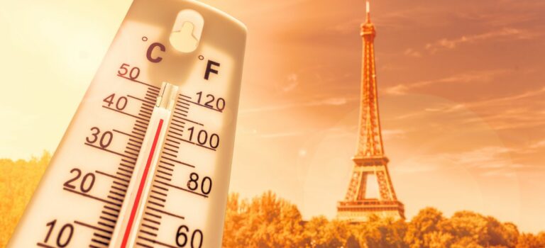 thermomètre affichant plus de 40 degres devant la tour Eiffel pendant une vague de chaleur à Paris
