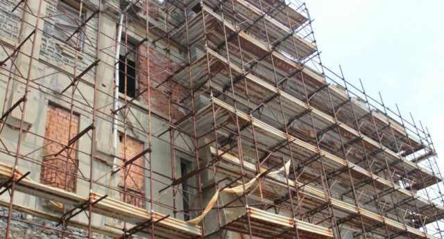 Diagnostic structurel des immeubles collectifs : exemple d’un batiment ancien en rénovation avec échafaudage pour prévenir les effondrements