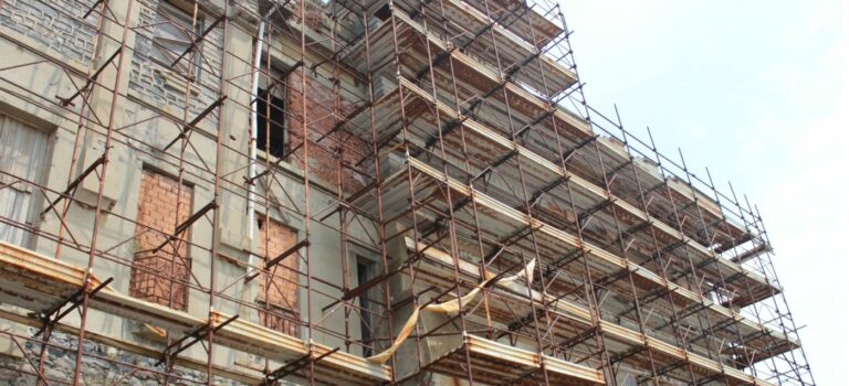 Diagnostic structurel des immeubles collectifs : exemple d’un batiment ancien en rénovation avec échafaudage pour prévenir les effondrements