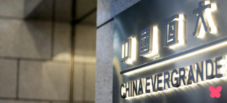 hall d'immeuble avec le logo Evergrande