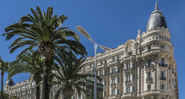 Immobilier a Cannes – vue de la Croisette avec l’hotel Carlton, adresse emblematique du marché de prestige.