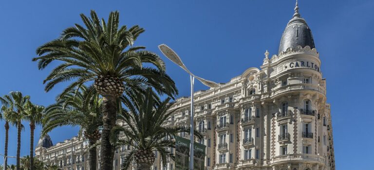 Immobilier a Cannes – vue de la Croisette avec l’hotel Carlton, adresse emblematique du marché de prestige.