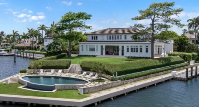Manoir de Robbie Williams à Miami avec piscine ronde et façade sur la baie