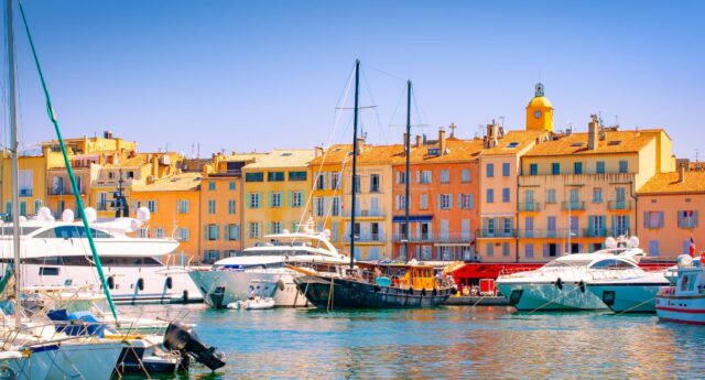 Vue du port de Saint-Tropez avec yachts et maisons colorees