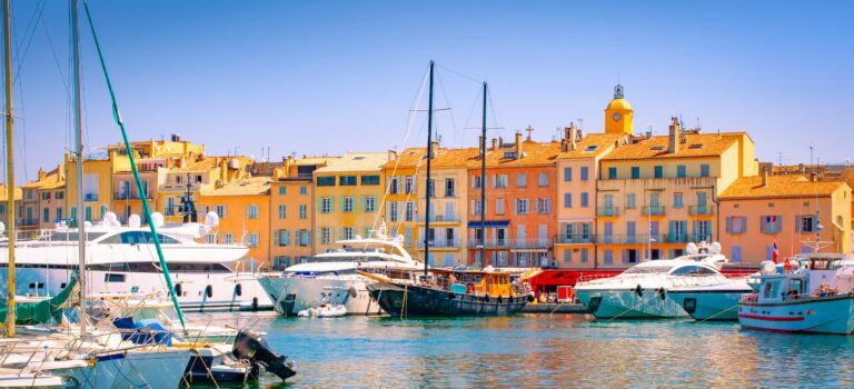 Vue du port de Saint-Tropez avec yachts et maisons colorees