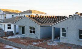 Maisons neuves en construction aux Etats-Unis, ventes en recul en juillet 2025.