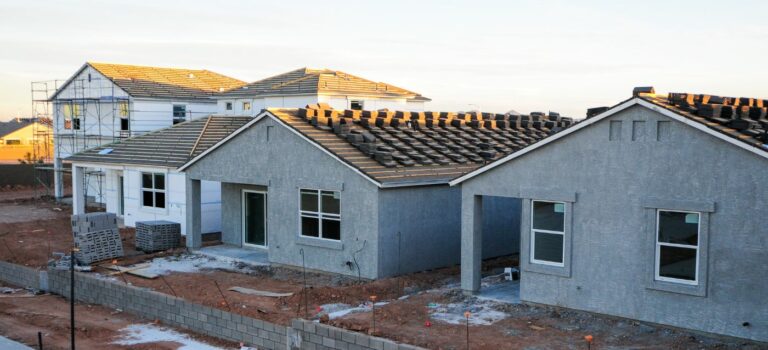 Maisons neuves en construction aux Etats-Unis, ventes en recul en juillet 2025.