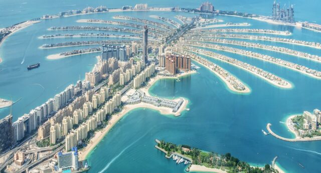 Immobilier Dubai : vue aerienne de Palm Jumeirah et de ses villas de luxe