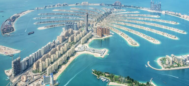Immobilier Dubai : vue aerienne de Palm Jumeirah et de ses villas de luxe