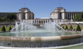 jets d'eau de la place du trocadero a paris pour illustrer les fortes chaleurs et la canicule