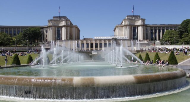 jets d'eau de la place du trocadero a paris pour illustrer les fortes chaleurs et la canicule